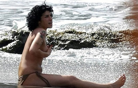 Amy Winehouse pillada en topless
