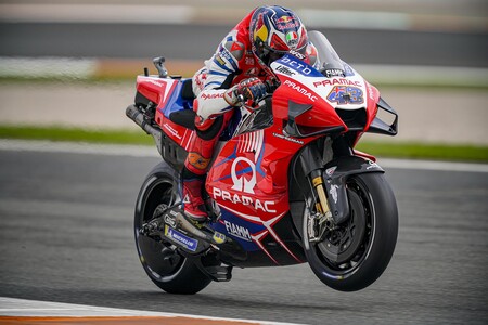 Joan Mir empieza fuera de la Q2 y con caída en unos entrenamientos de MotoGP liderados por Jack Miller