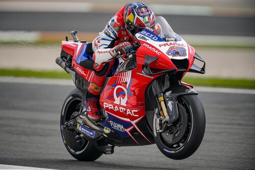 Joan Mir empieza fuera de la Q2 y con caída en unos entrenamientos de MotoGP liderados por Jack Miller