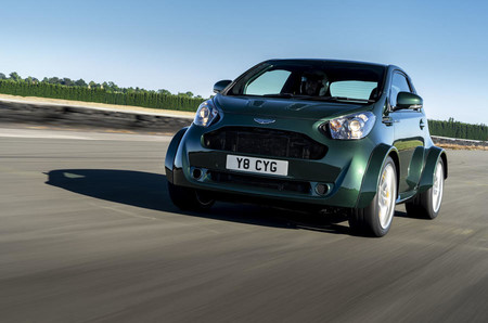 Aston Martin Cygnet V8, el auto más pequeño de la marca se comió un Vantage