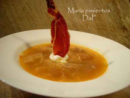 Sopa de ajo con rulo de cabra y crujiente de ibérico. Receta