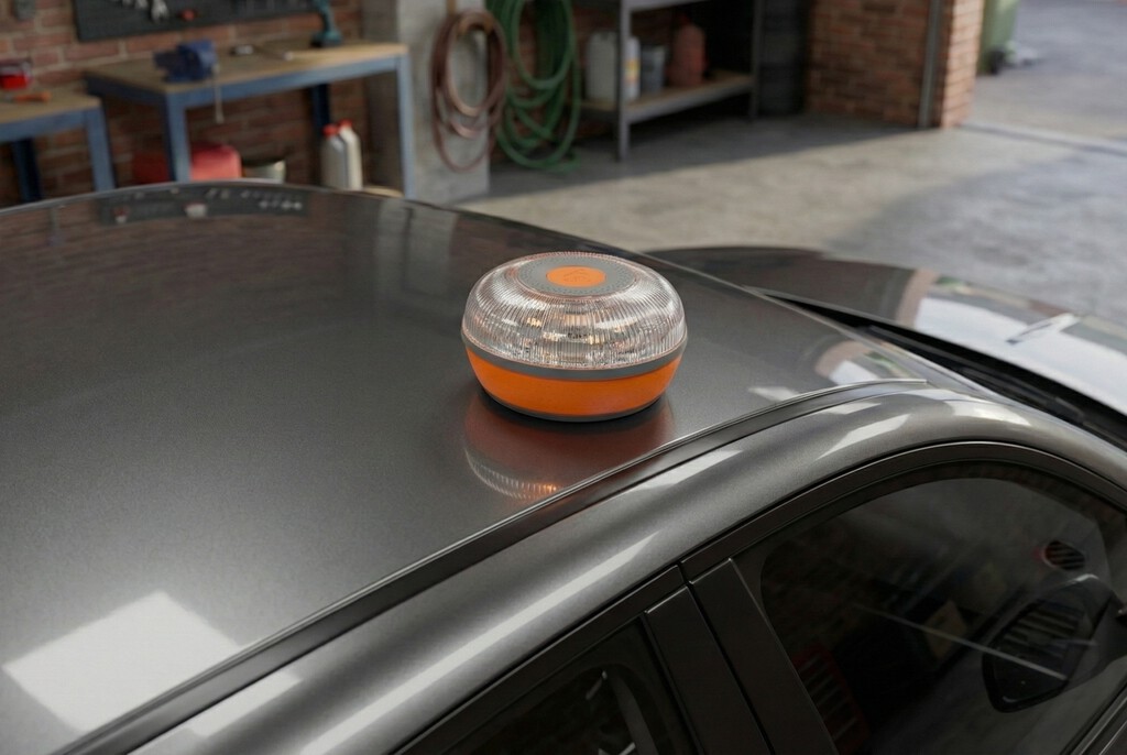 La DGT no multará por encender la baliza V16 sin querer ni por probarla en tu casa. Sí lo puede hacer bajo un uso indebido