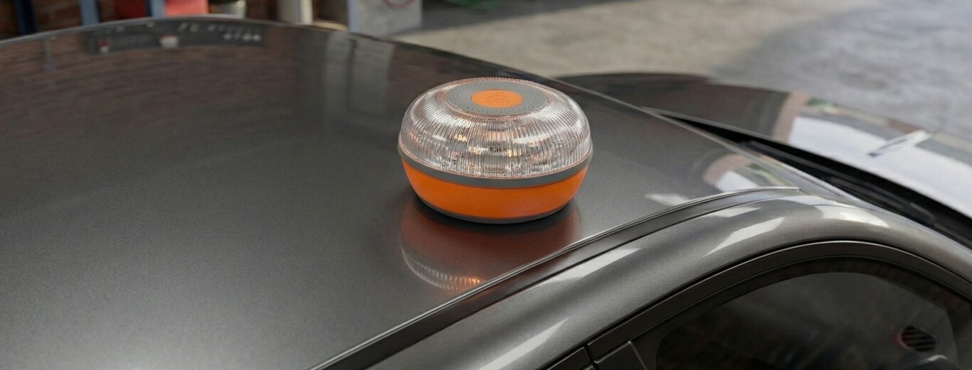 La DGT no multará por encender la baliza V16 sin querer ni por probarla en  tu casa. Sí lo puede hacer bajo un uso indebido