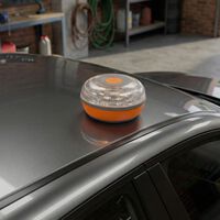 La DGT no multará por encender la baliza V16 sin querer ni por probarla en tu casa. Sí lo puede hacer bajo un uso indebido