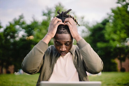 Horas trabalhadas podem influenciar mais a saúde do que dias de trabalho | Imagem: Ketut Subiyanto (Pexels)