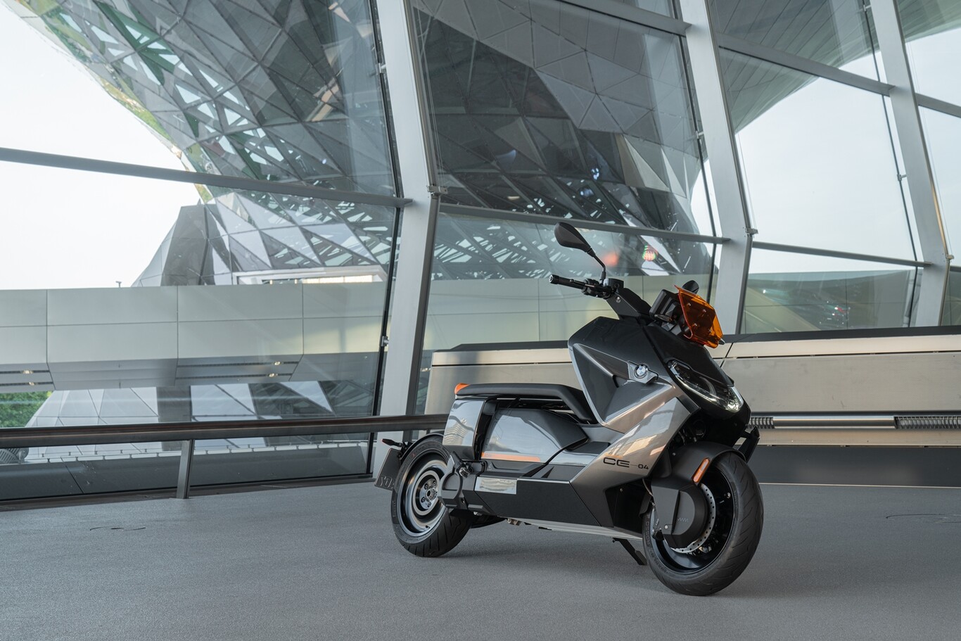 Primeras impresiones del BMW CE-04: un scooter eléctrico de estilo rompedor con hasta 130 km de autonomía, por 12.050 euros