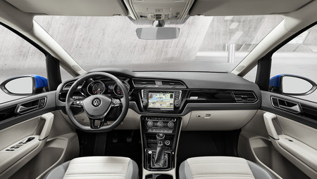 Volkswagen llama a revisión 700.000 Touran y Tiguan por riesgo de incendio en el techo