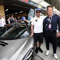 Tesla hace su entrada triunfal en la Fórmula 1, ¡con Fernando Alonso y Elon Musk como pilotos!