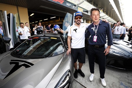 Tesla hace su entrada triunfal en la Fórmula 1, ¡con Fernando Alonso y Elon Musk como pilotos!
