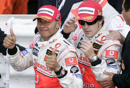 Alonso juega al despiste con Hamilton