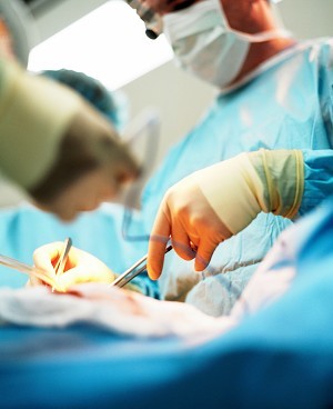 Una operación intrauterina salva las piernas de un bebé