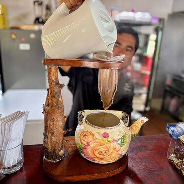 Los modernos creen que han inventado la forma correcta de tomar el café, pero es como se lleva tomando en Costa Rica toda la vida 