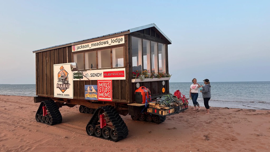 Esta minicasa es todoterreno: sus ruedas oruga le permiten atravesar ríos, nieve, barro y dunas en la playa 