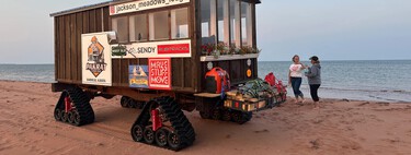 Esta minicasa es todoterreno: sus ruedas oruga le permiten atravesar ríos, nieve, barro y dunas en la playa 