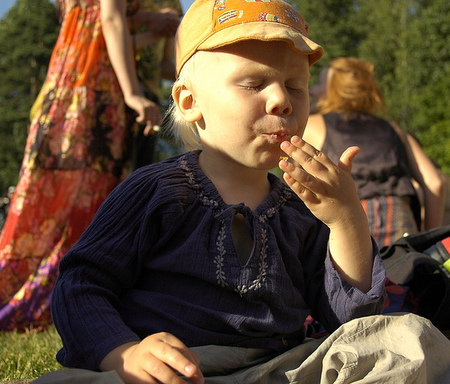 Alimentos de otoño, niño comiendo