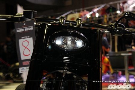 Salón MotoMadrid 2012; segunda planta, lleno hasta la bandera