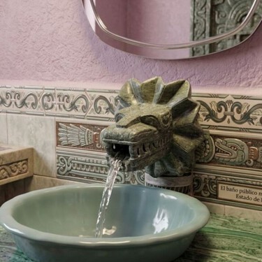 “Qué az-tetic”: los baños virales cerca de Teotihuacán donde Quetzalcóatl sale del lavabo
 