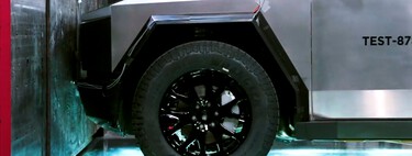 Sabemos que la Tesla Cybertruck es un riesgo para peatones y otros vehículos, pero no cómo protege a sus ocupantes: no hay planes de hacerle un crash test