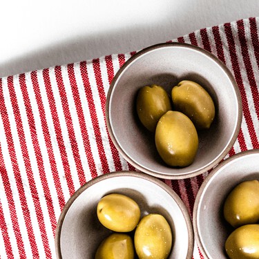 Así será la etiqueta de tus aceitunas rellenas del aperitivo del domingo: el cambio que empieza a verse en el supermercado