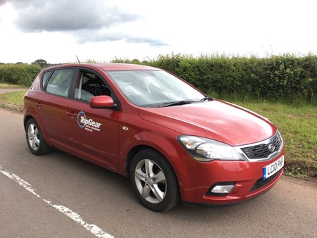 Sale a subasta el 'coche barato' de Top Gear: ¿pagarías 800 euros por este Kia Cee’d publicamente maltratado?