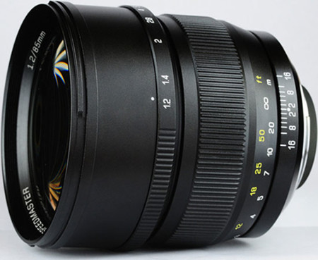 Speedmaster 85 mm f/1.2 para DSLR Full Frame: la nueva óptica de Mitakon parece estar al caer