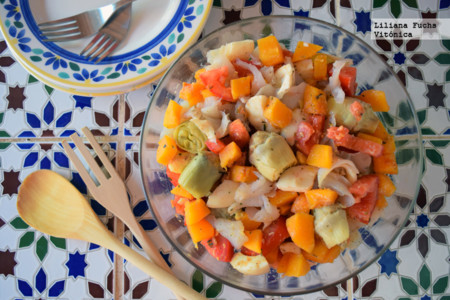 Ensalada de calabaza, tomate, alcachofas y tomate con bacalao ahumado. Receta saludable