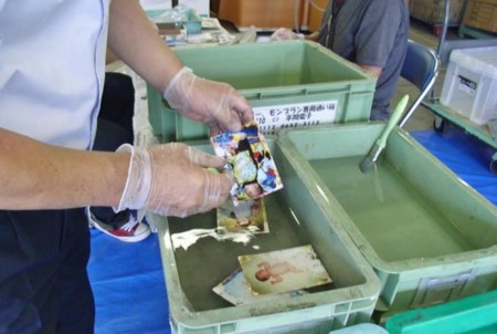Se han recuperado y restaurado 400.000 fotografías dañadas durante el tsunami de Japón