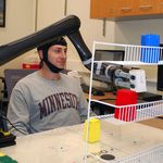 Mover brazos robóticos con la mente no es nuevo, hacerlo sin implantes cerebrales sí