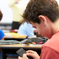 Colegios e institutos asturianos prohibirán a los alumnos grabar con móviles a otros compañeros, como medida contra el ciberacoso