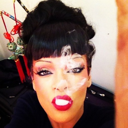 Rihanna en plan geisha fumeta provocando en Twitter, que es lo suyo