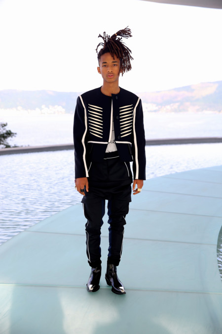 Jaden Smith invitado por Nicolas Ghesquière a Brasil asistió al desfile crucero de LV vestido con prendas muy gráficas