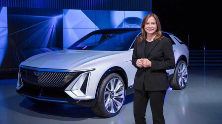 Mary Barra, CEO de General Motors, frente al Cadillac Lyriq