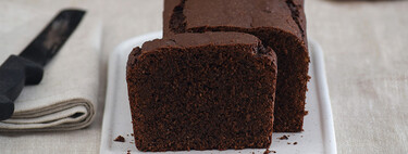 Bizcocho de chocolate esponjoso y húmedo: receta fácil de postre casero en 30 minutos