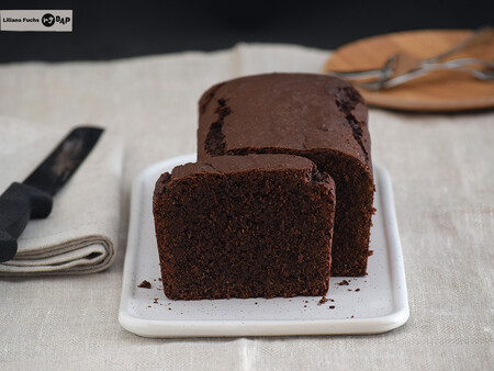 Bizcocho de chocolate esponjoso y húmedo: receta fácil de postre casero en 30 minutos