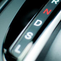 ¿Para qué sirve la L en la transmisión automática de tu auto y cuándo deberías usarla?