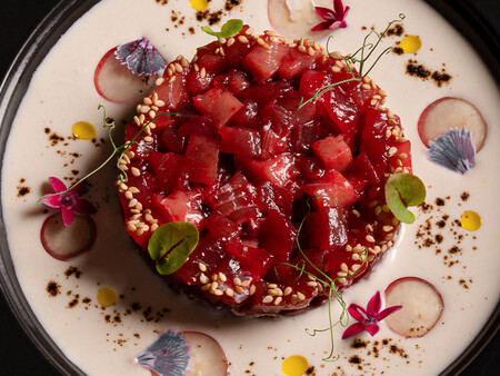 El Tartar De Atun Rojo Canario Se Acompana De Un Ajoblanco Que Le Queda Francamente Bien