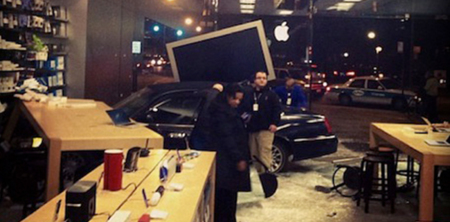 Coche impacta contra el muro de cristal de una Apple Store en Chicago