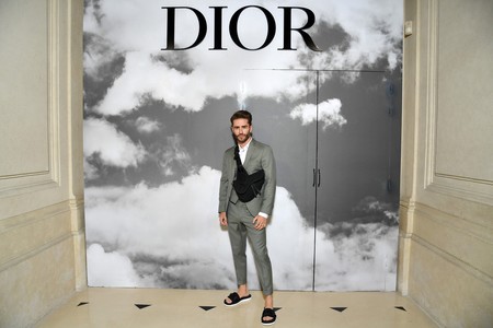 Pelayo Díaz de chanclas y con traje para el desfile de Alta Costura de Dior en París