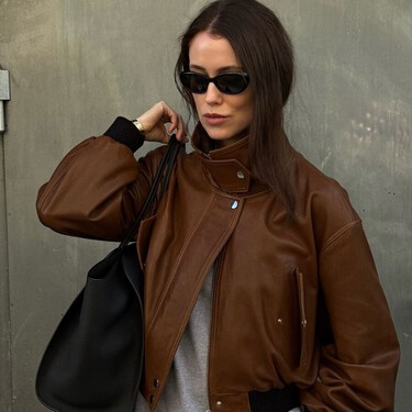 Adiós biker negra, hola chaqueta motera marrón chocolate: así se lleva el nuevo imprescindible del entretiempo 