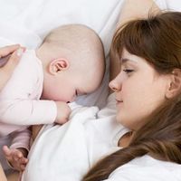 ¿Tu bebé sólo se duerme en el pecho? Tranquila, es normal