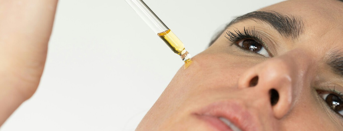 El sérum de vitamina C no sustituye a tu protector solar, pero la ciencia advierte: usar ambos es el verdadero "escudo total"