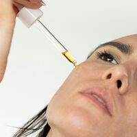 El sérum de vitamina C no sustituye a tu protector solar, pero la ciencia advierte: usar ambos es el verdadero "escudo total"