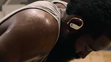James Harden y otras estrellas de la NBA protagonizan el más reciente anuncio de Powerbeats