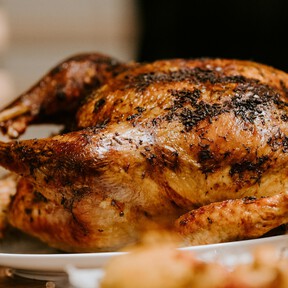 El sencillo utensilio por 6 euros que facilita la forma de preparar un pollo entero en la barbacoa o en el horno