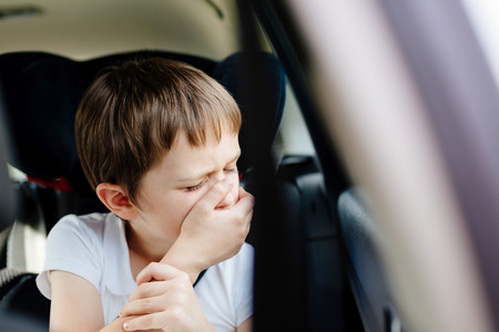 niño se marea en el coche