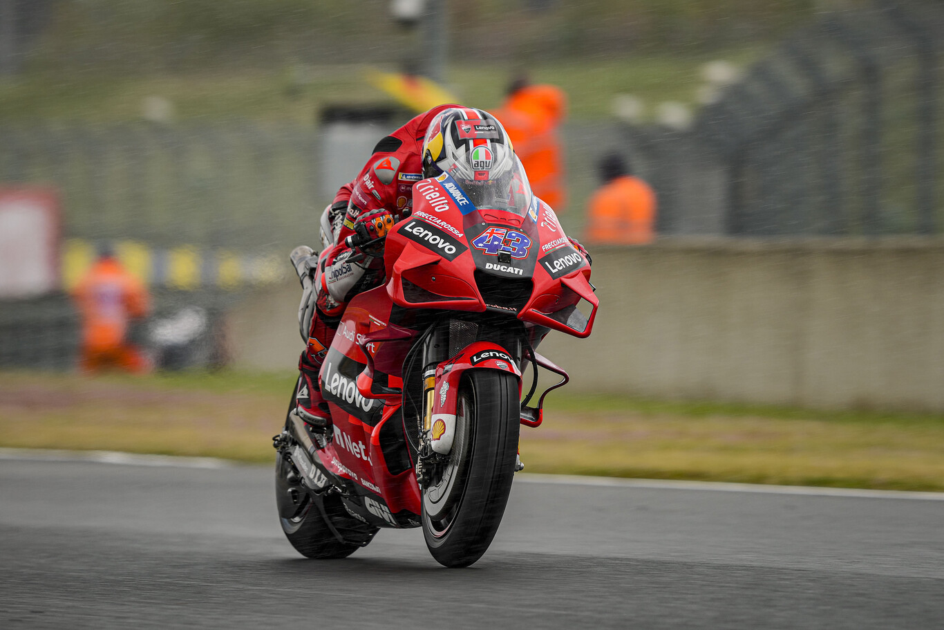 ¡Carrerón! Jack Miller repite bajo la lluvia, Fabio Quartararo lidera y Marc Márquez se cae yendo primero