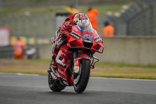 ¡Carrerón! Jack Miller repite bajo la lluvia, Fabio Quartararo lidera y Marc Márquez se cae yendo primero