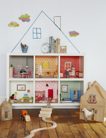 Una buena idea: convierte una estantería en una casa de muñecas
