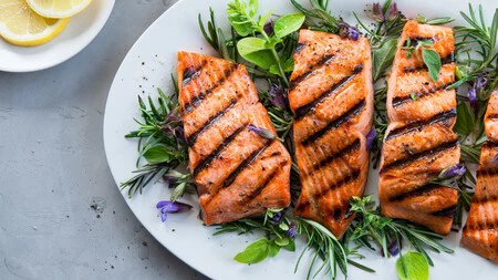 Cómo preparar salmón a la plancha, uno de los mejores alimentos para cuidar tu salud