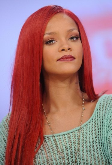 En época de crisis hasta a Rihanna se la intentan meter doblada...